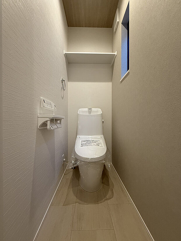 【【トイレ】】・新品のツルツルが100年続く100年クリーンや、フチレス形状でお手入れラクラクです。
・パワーストリーム洗浄で、強力な水流が便器鉢内のすみずみまで周り、少ない水でもしっかり汚れを洗い流し日々のお掃除の時間も短縮できます。※2階トイレ撮影