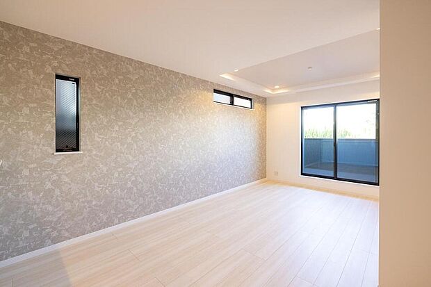 【【2階約19.1帖LDK/当社施工例】】2階LDKは前面道路からの視線が届かずプライバシー面でも安心。バルコニー側の大きな窓から風や光が舞い込みます。/建物価格2340万、建物面積117.44m2、4LDK