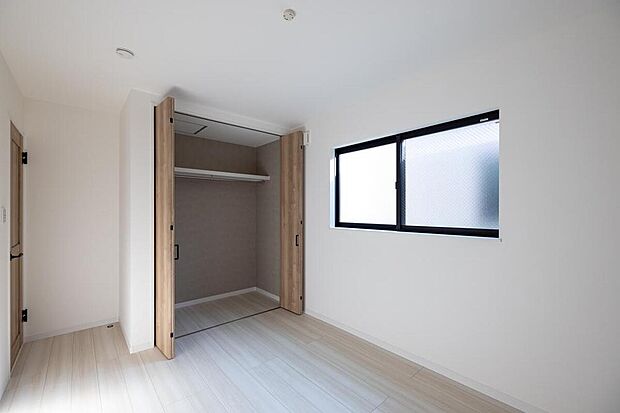 【【3階洋室/当社施工例】】沢山の衣類をハンガー掛けで並べて保管いただけるクローゼット。収納家具が少なくすみ、お出かけ前のコーディネートも決めやすくなります。/建物価格2340万、建物面積117.44m2、4LDK