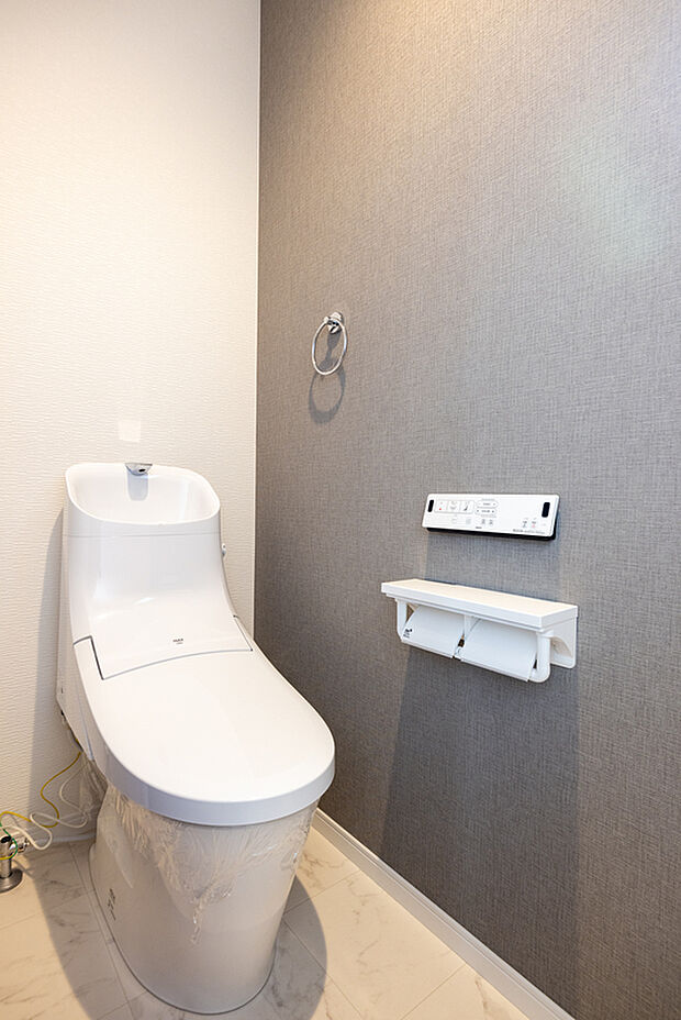 【【トイレ】】・新品のツルツルが100年続く100年クリーンや、フチレス形状でお手入れラクラクです。
・パワーストリーム洗浄で、強力な水流が便器鉢内のすみずみまで周り、少ない水でもしっかり汚れを洗い流し日々のお掃除の時間も短縮できます。/A号地