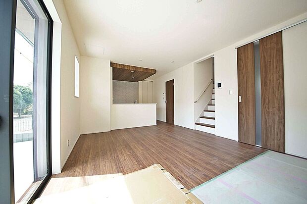 (1号棟 リビング)家族が集まるLDKは15帖以上!快適でゆとりある生活を楽しめるお住まい