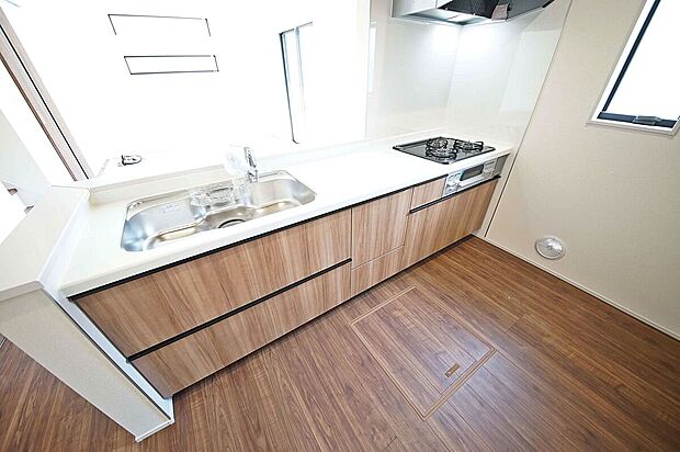 (1号棟 キッチン)家事動線を考慮したキッチンと洗面スペースの出入りがスムーズな設計プラン