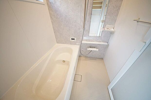 雨の日でもお洗濯物を乾かせる浴室乾燥機付きのバスルーム