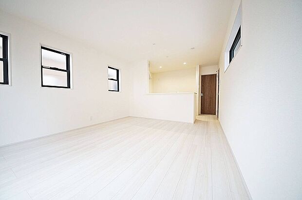 様々なインテリアと相性が良い白を基調としたナチュラルな色調の空間