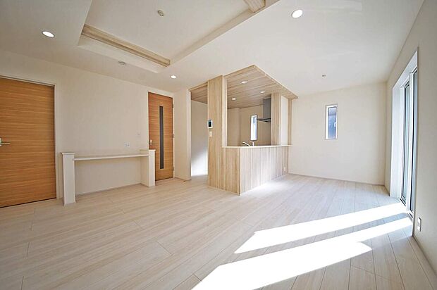 開放感を演出する折り上げ天井を配したLDK、広さは約16帖です