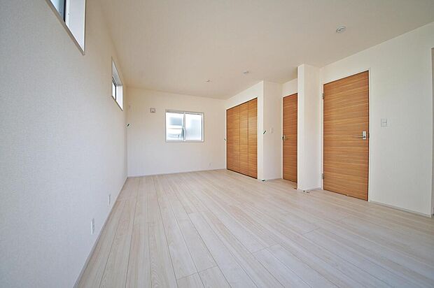 収納や扉を二つづつ備えた、将来の家族構成の変化に対応出来る間仕切り可能な居室