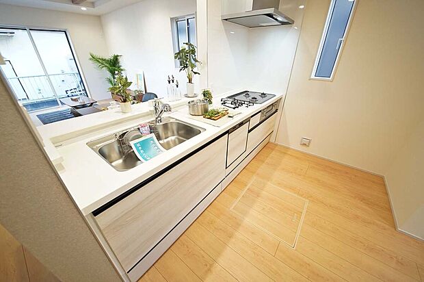 食事の後片付けがスムーズになる食洗機や可動棚を備えたパントリー付きのキッチン