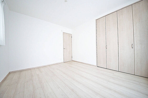 全居室2面採光+収納完備！2部屋から出入り可能なワイドバルコニーは洗濯物もたっぷり干せます