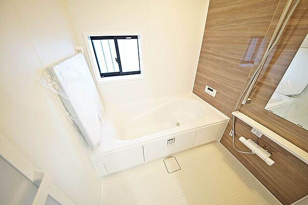 浴室乾燥機付きのバスルーム、半身浴を楽しめるバスタブを備えた浴室で一日の疲れを癒してください