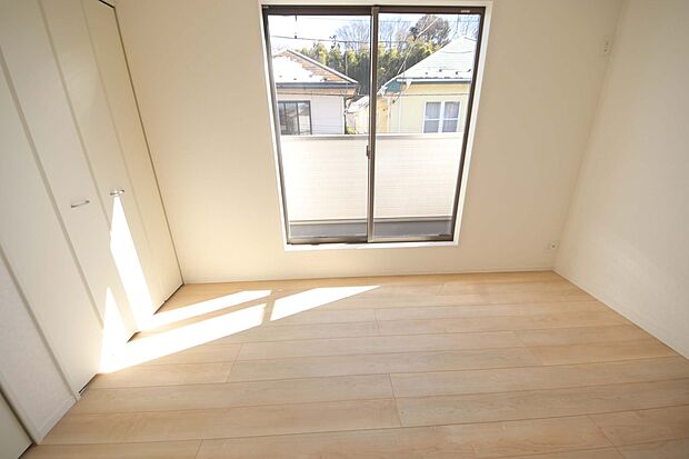 バルコニーに面した居室、お洗濯物やお布団干しなどが捗りますね