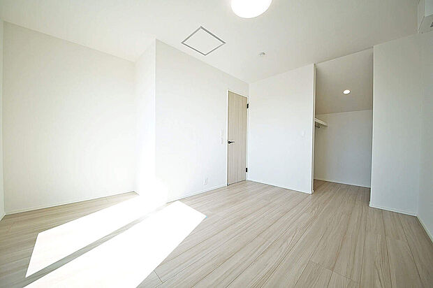 ゆとりのある7帖の主寝室、収納豊富なWIC付きで季節用品や子供用品など何でも入ります!