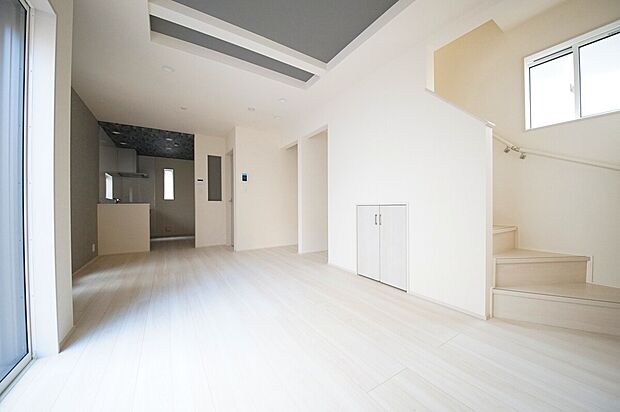 <1号棟 リビング>繰り返す地震にも安心な耐震等級3+制震ダンパー・暮らしに優しい太陽光発電の3LDK