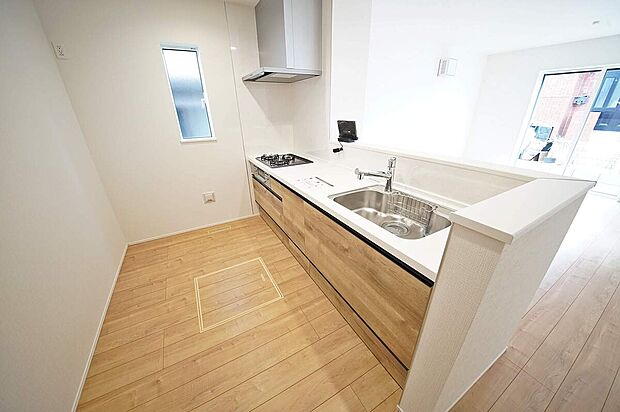 ご家族との会話も弾む浄水器付きの対面キッチン、床下収納があるのでたくさん買物をしても安心です