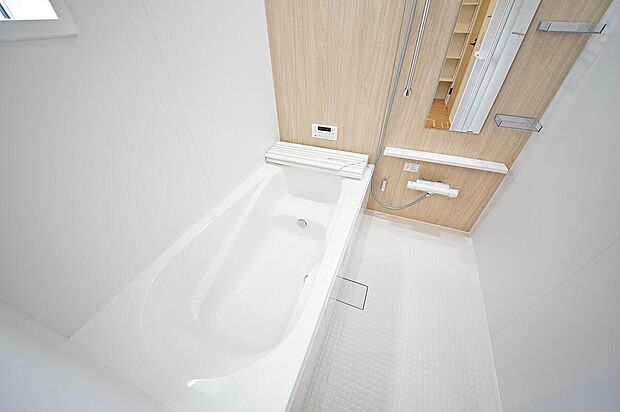 浴室換気乾燥機付きゆったり1坪サイズの浴室、半身浴も楽しめるのが嬉しいですね