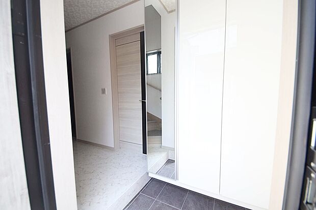 <当社分譲施工例>全身が映る鏡はお出かけ前の身だしなみチェックに便利