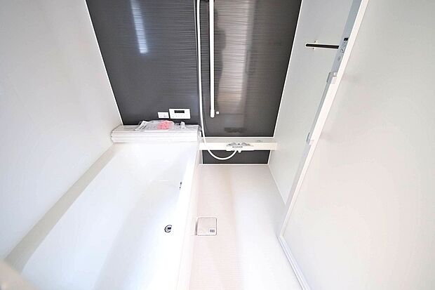 <1号棟>雨の日でもお洗濯物を乾かせる浴室乾燥機付きのバスルーム