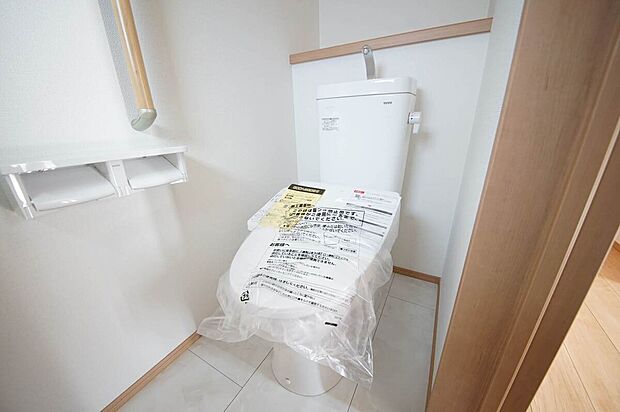 【トイレ】手すりがあり安心して利用出来るトイレ、温水洗浄機能付きです