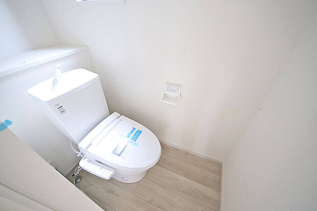 【2号棟　トイレ】いつでも快適に利用出来る温水洗浄機能付きのトイレ
