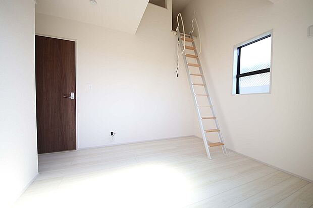 【1号棟 洋室】バルコニーに面した居室は明るく開放感があります