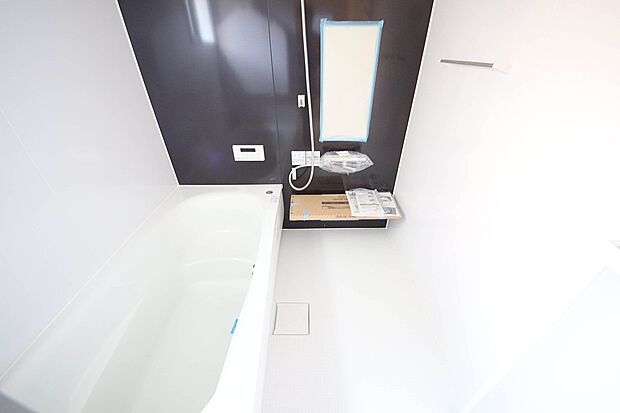 【2号棟 浴室】半身浴を楽しめるバスタブを備えた浴室で一日の疲れをゆっくり癒せます