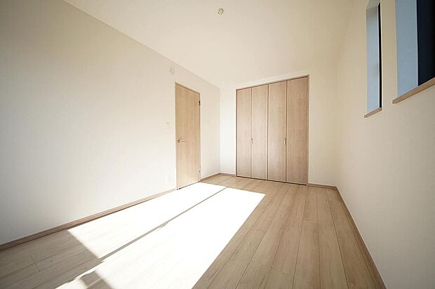 【A号棟　洋室】主寝室は約7.5帖、大きめの寝具を置ける広さがあります