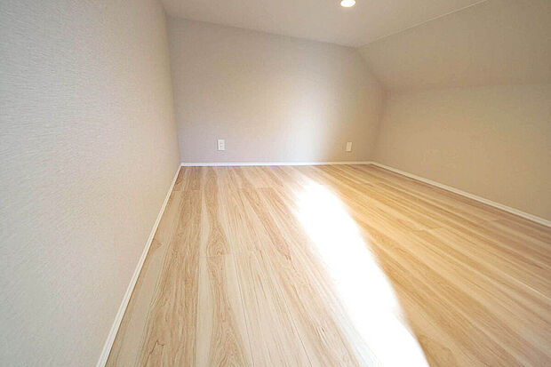 【収納】固定階段付きの小屋裏収納、季節の家電や思い出の品物なども保管しておけますね