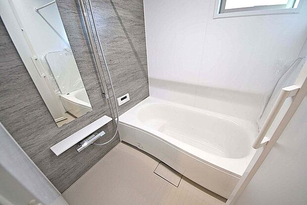 【浴室】浴室に窓があるので湿気がこもらずいつでもいい空気に