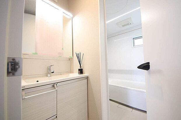 【洗面台】三面鏡や収納等、必要な機能をシンプルにまとめた洗面台