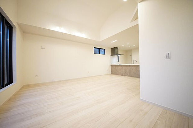 【2号棟　リビング】床暖房を備えた約20帖のLDK！家族団らんのひと時をあたたかく過ごせます