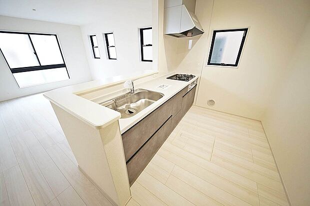 【キッチン】ご家族との会話も弾む対面キッチンは浄水器付です