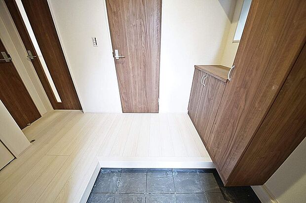 【玄関】開放感ある玄関ホールにはシューズボックスがあり、スッキリ整理できます