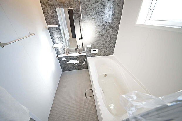 【浴室】雨の日でもお洗濯物を乾かせる浴室乾燥機付きのバスルーム