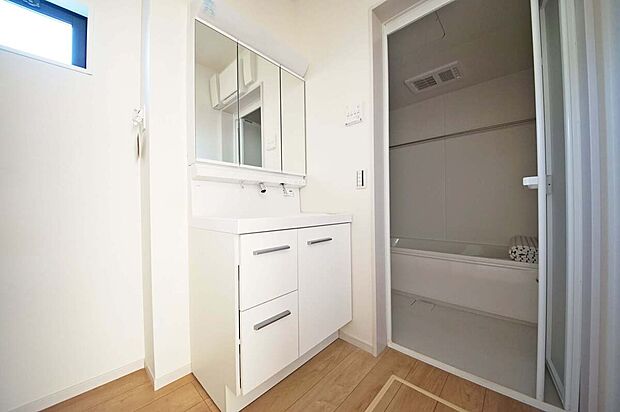 【独立洗面台】シャワー付きの洗面台なら朝の支度もお掃除も捗ります