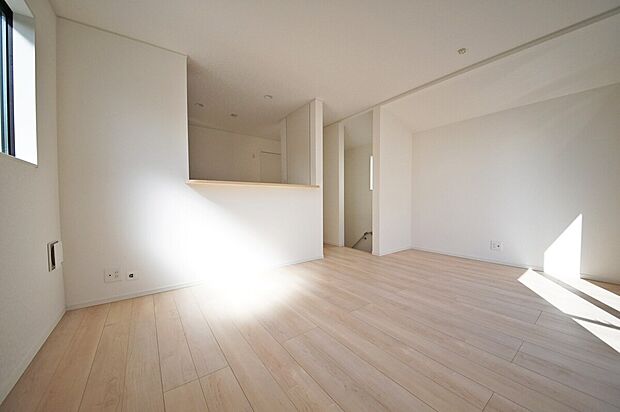 【リビング】家族の交流が生まれるリビングイン階段を配したLDK