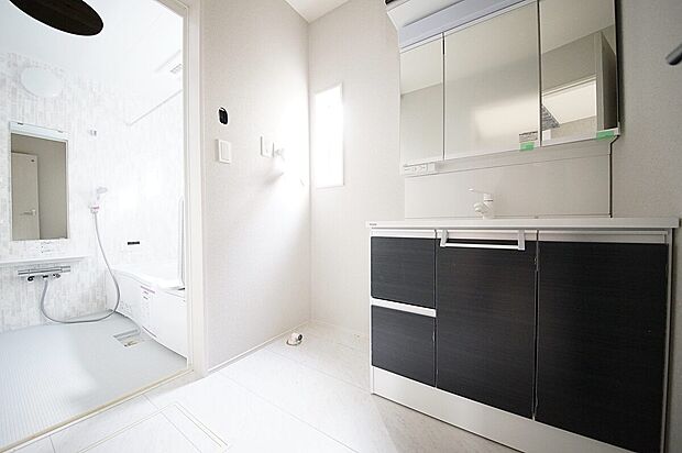 【<1号棟 洗面台>】モノトーンの配色がモダンな印象の洗面台