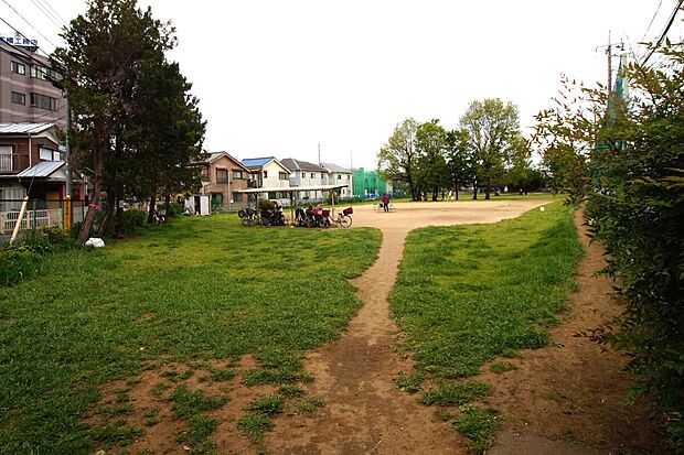 三角公園（浅間上児童遊園）（約228m）