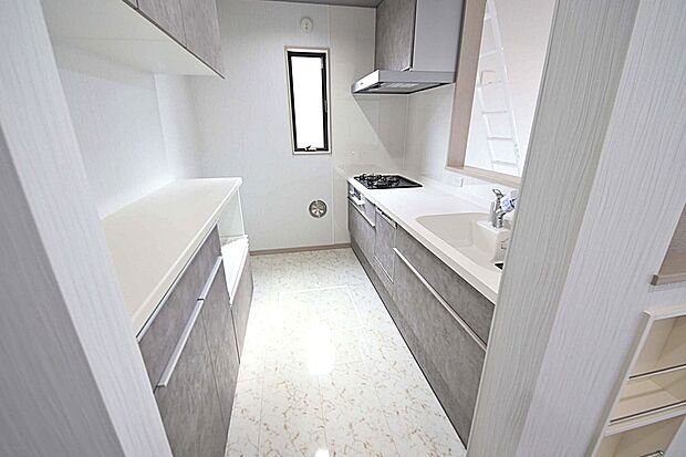 【当社分譲施工例 キッチン】食事の後片付けがスムーズになる食洗機付きの対面キッチン