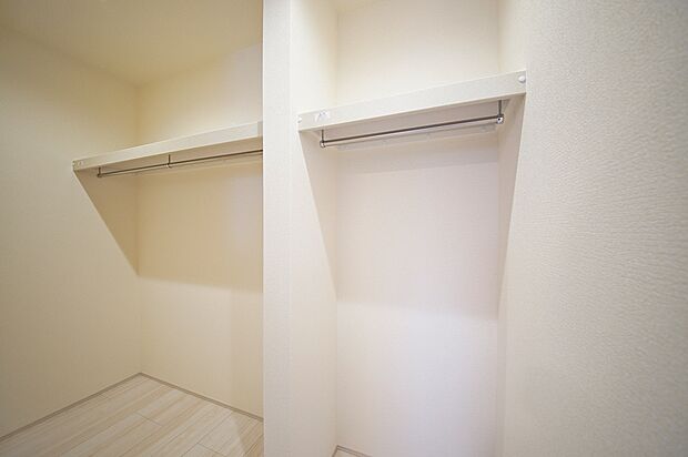 【収納】すぐにお洋服をかけられるハンガーパイプ付きのWIC