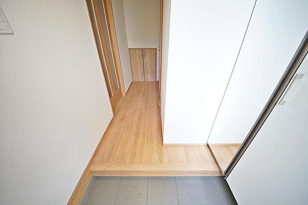 【玄関】全身が映る鏡はお出かけ前の身だしなみチェックに便利ですね