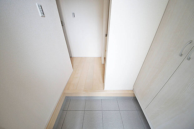 【玄関】トールタイプのシューズボックスに家族の靴をしまって玄関先はいつでもスッキリ