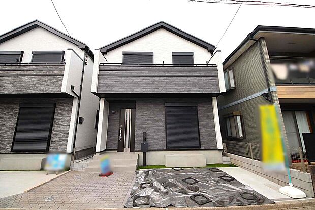 【B号棟 玄関外観】落ち着きのある白とグレーを基調とした4LDKのお住まい