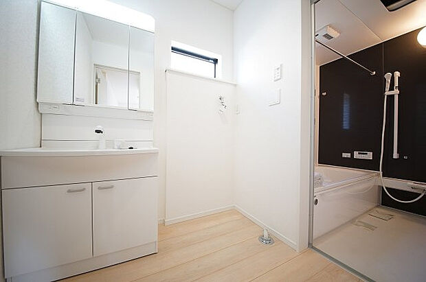 【4号棟　洗面台】三面鏡や収納等、必要な機能をシンプルにまとめた洗面台