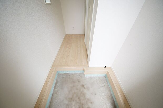 【<2号棟 玄関>】シューズボックスに家族の靴を収納すれば玄関先はいつでもスッキリ片付きますね