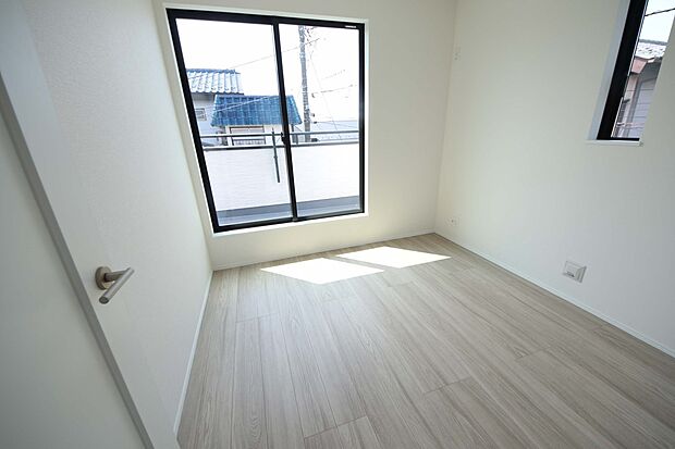 【洋室】全居室二面採光+収納完備、どのお部屋も風通しがが良く整理整頓が捗ります