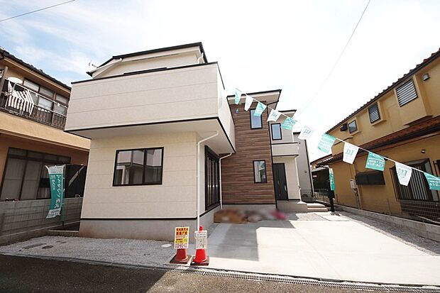 【外観】カースペース並列二台可！来客時にも安心ですね