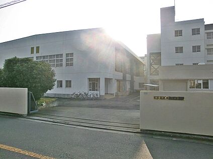 第六中学校 約650m