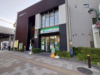 ファミリーマート 約648m