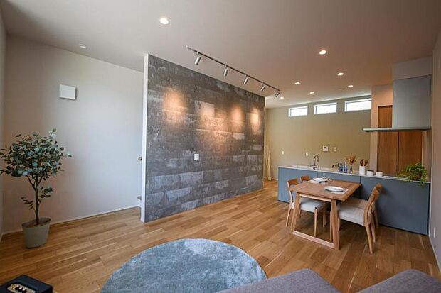 【A号地/リビング】LDKは広々とした一体空間。キッチンで調理している時でも、リビングでくつろぐ子どもたちの様子を見渡せます。