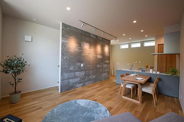 【【A号地/リビング】】LDKは広々とした一体空間。キッチンで調理している時でも、リビングでくつろぐ子どもたちの様子を見渡せます。