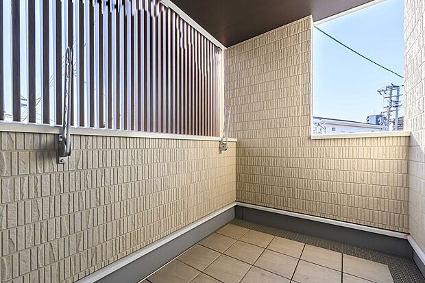 【9号地】目隠し付きで、洗濯物やお子様のプール遊びも安心。椅子やテーブルを置ける広さがあり、休日のコーヒータイムや特別な朝食も楽しめる、贅沢なプライベート空間です。